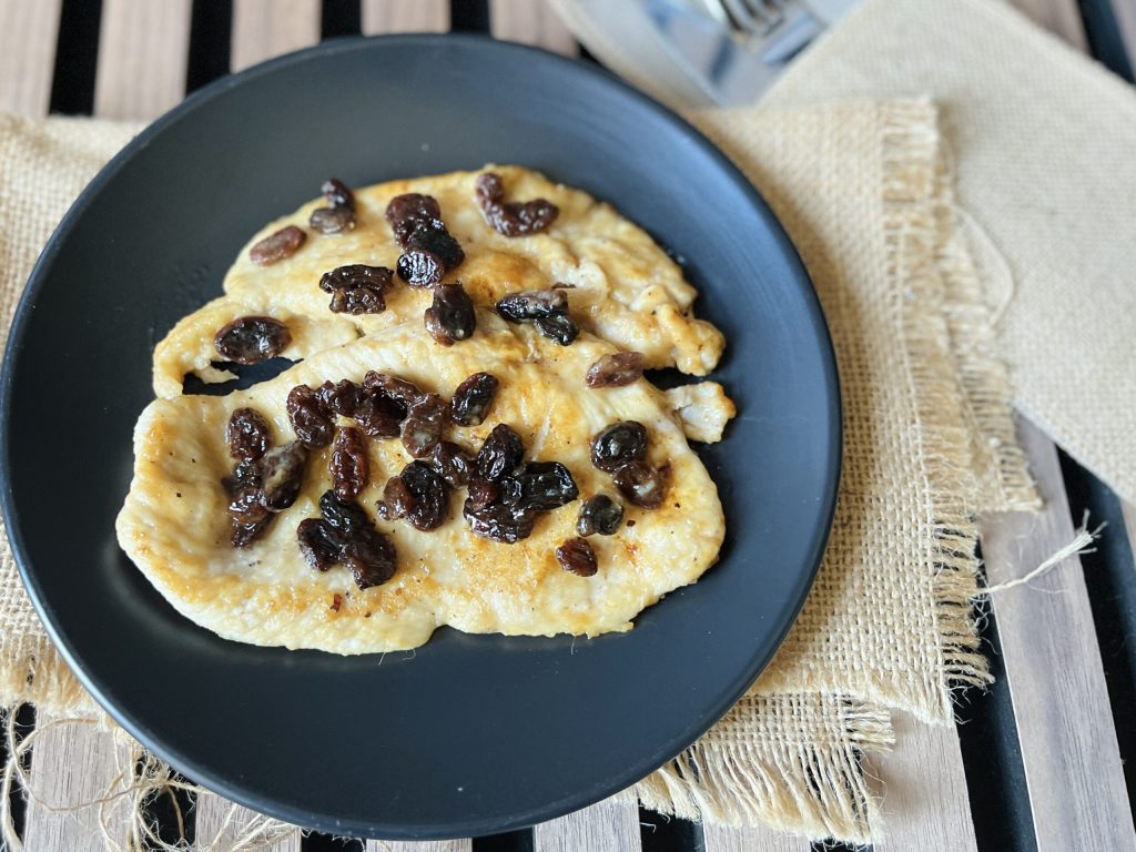 Escalopes de frango com uva-passa e marsala