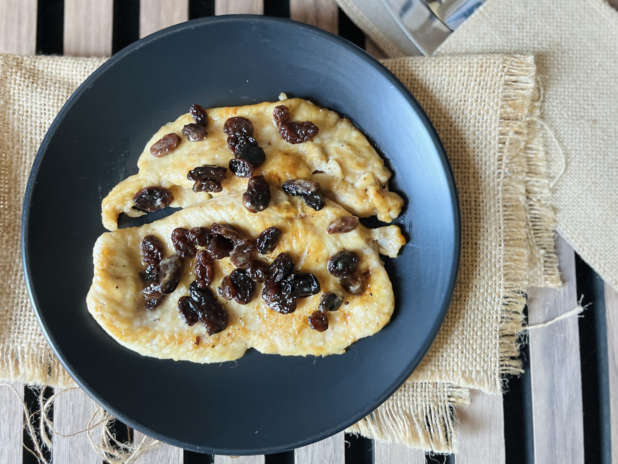 Escalopes de frango com uva-passa e marsala