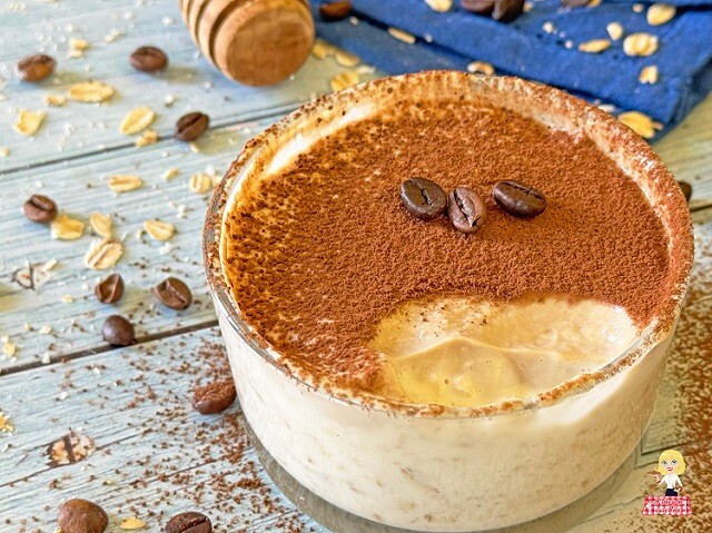 IOGURTE E FLOCOS DE AVEIA (OVERNIGHT OATS) COM CAFÉ