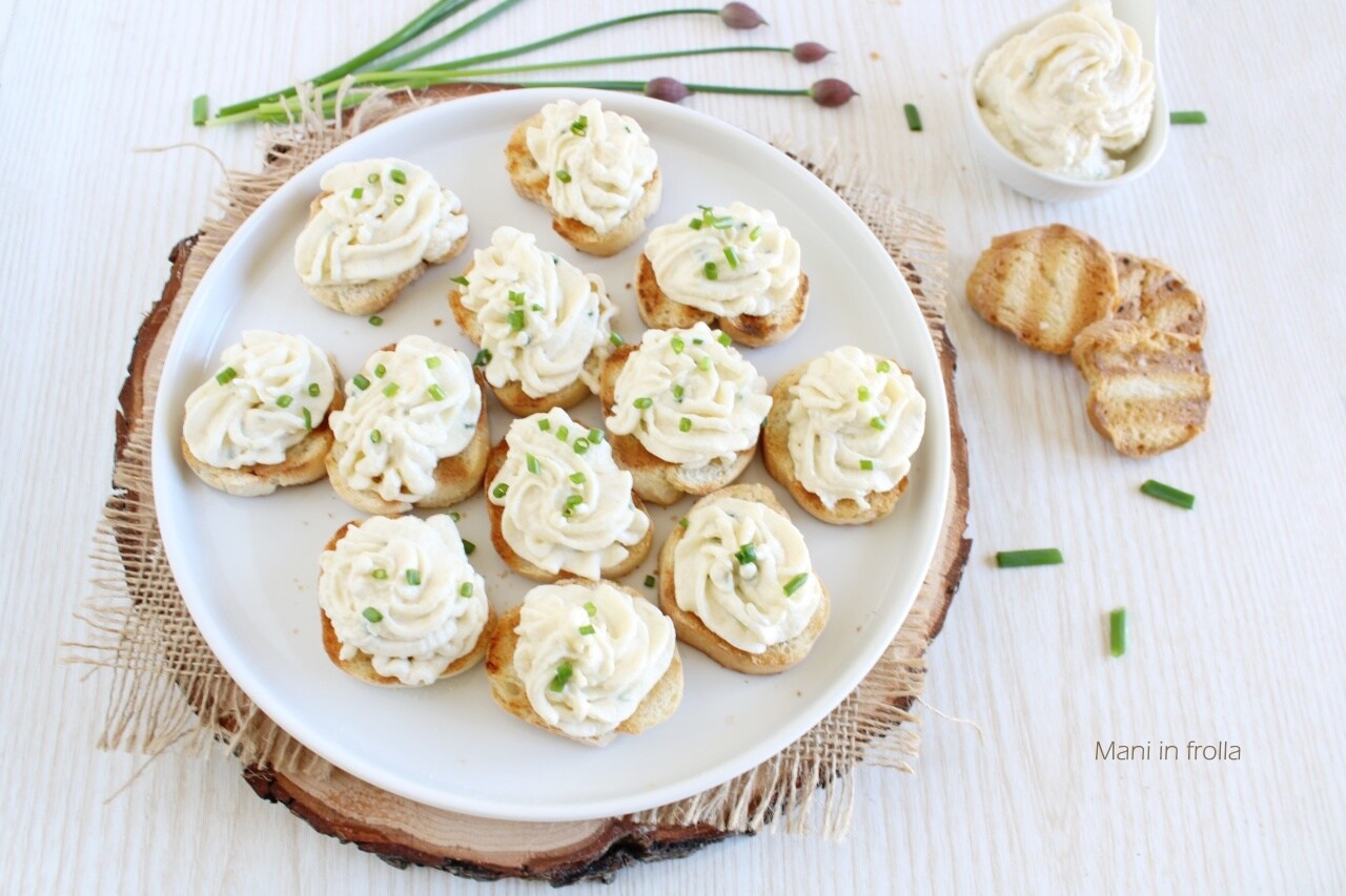Crostini com creme de alcachofra