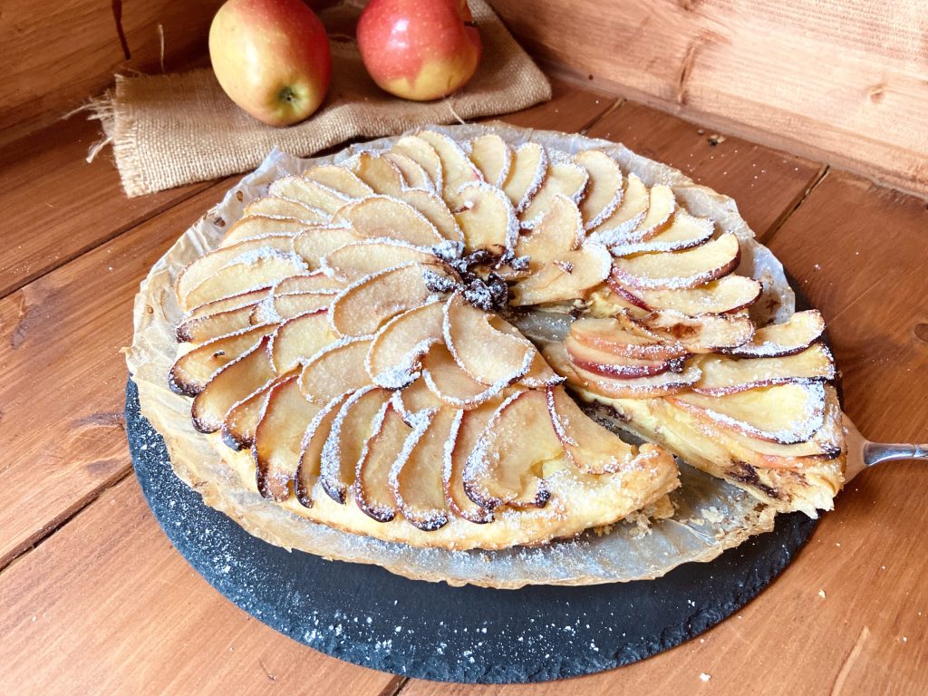 torta de massa folhada com maçãs