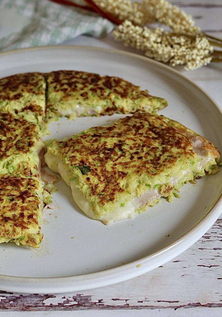 Omelete de abobrinha com coração cremoso, cozida na frigideira e pronta em poucos minutos