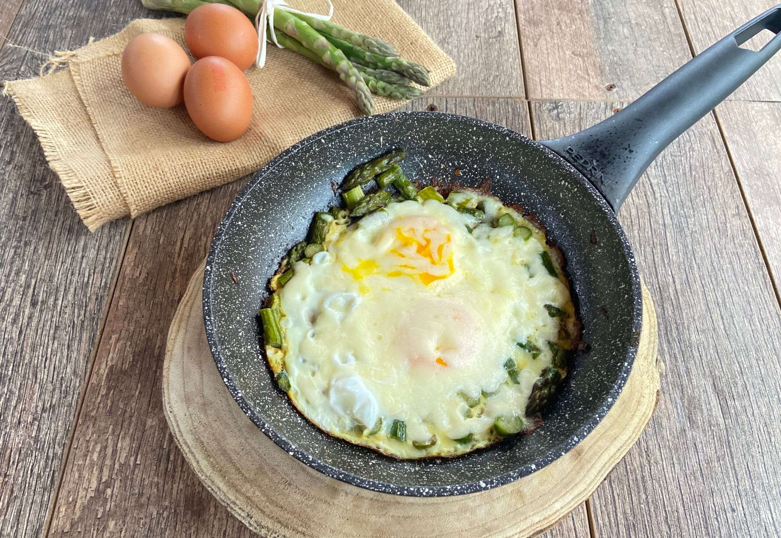 Ovos e aspargos na frigideira