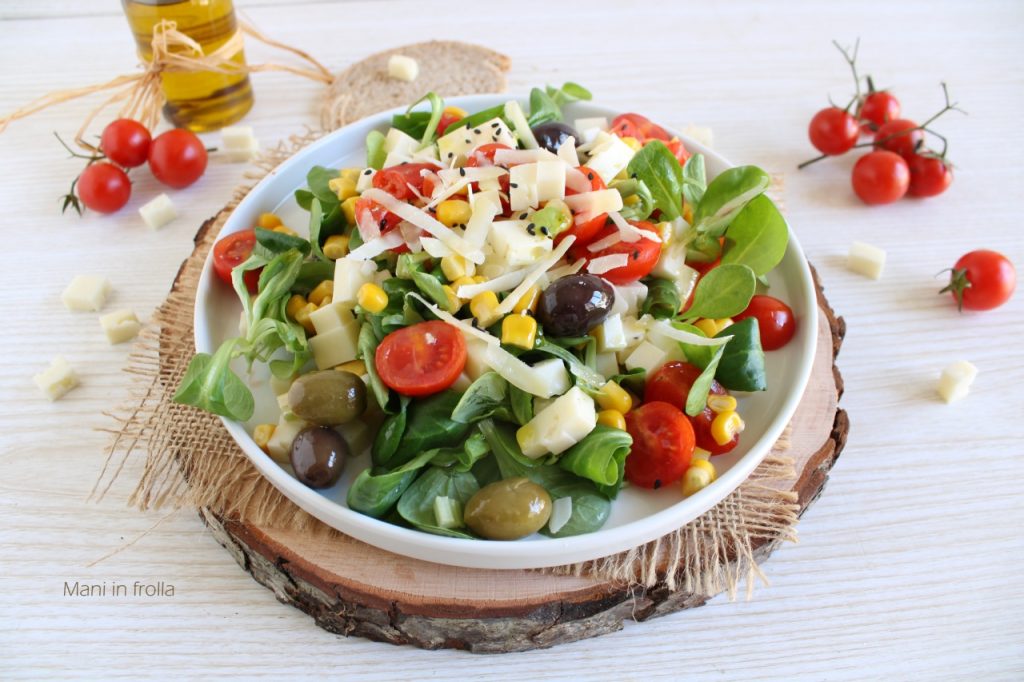Salada de agrião, tomatinhos, azeitonas e queijo