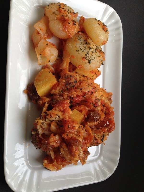 Bacalhau ensopado com passas e pinhões