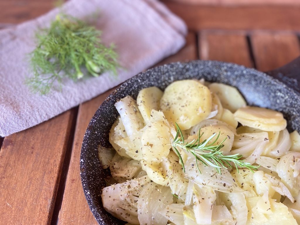 Erva-doce e batatas na frigideira