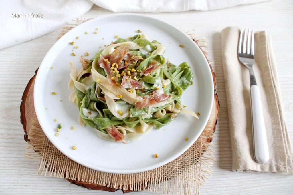 Paglia e Fieno com bacon parmesão e pistaches