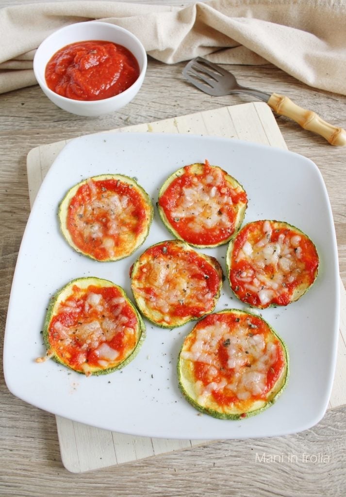 Mini pizzas de abobrinha com tomate e muçarela