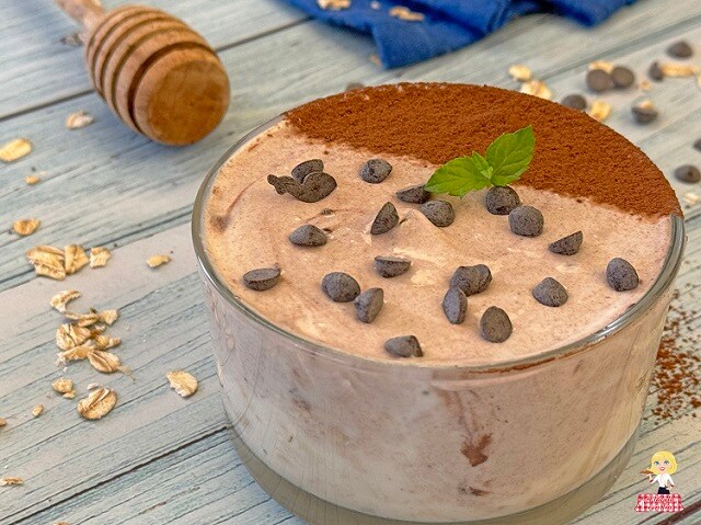 IOGURTE E FLOCOS DE AVEIA (PORRIDGE OVERNIGHT OATS) de CHOCOLATE