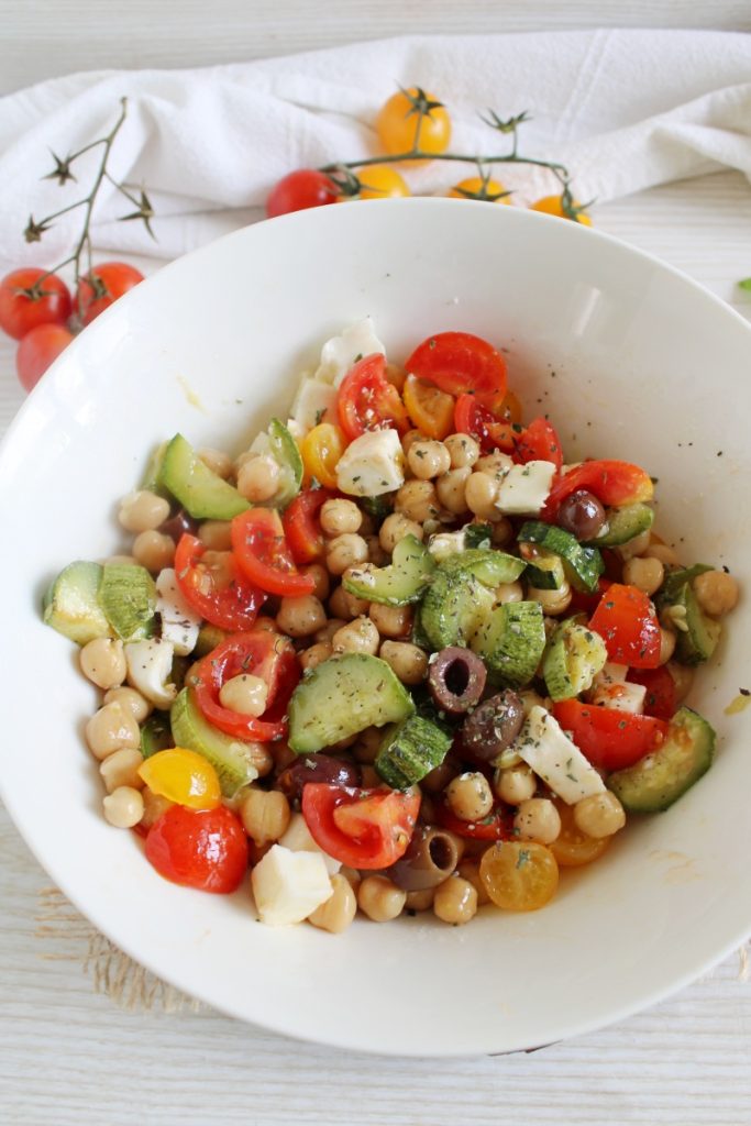 Salada de grão-de-bico, tomatinhos, abobrinha e feta
