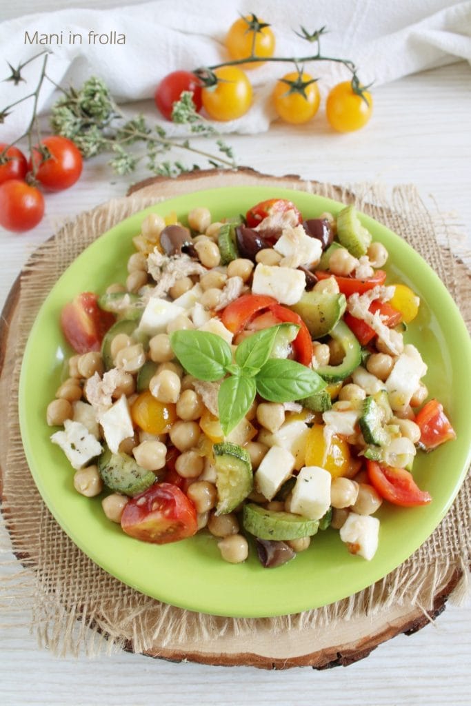 Salada de grão-de-bico, tomatinhos, abobrinha e feta