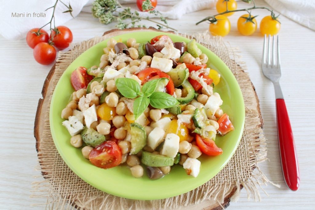 Salada de grão-de-bico, tomatinhos, abobrinha e feta