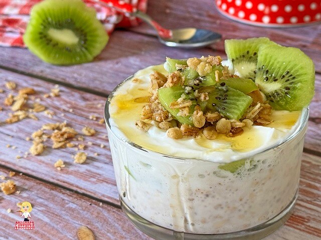 IOGURTE E AVEIA (PORRIDGE OVERNIGHT OATS) COM KIWI e GRANOLA