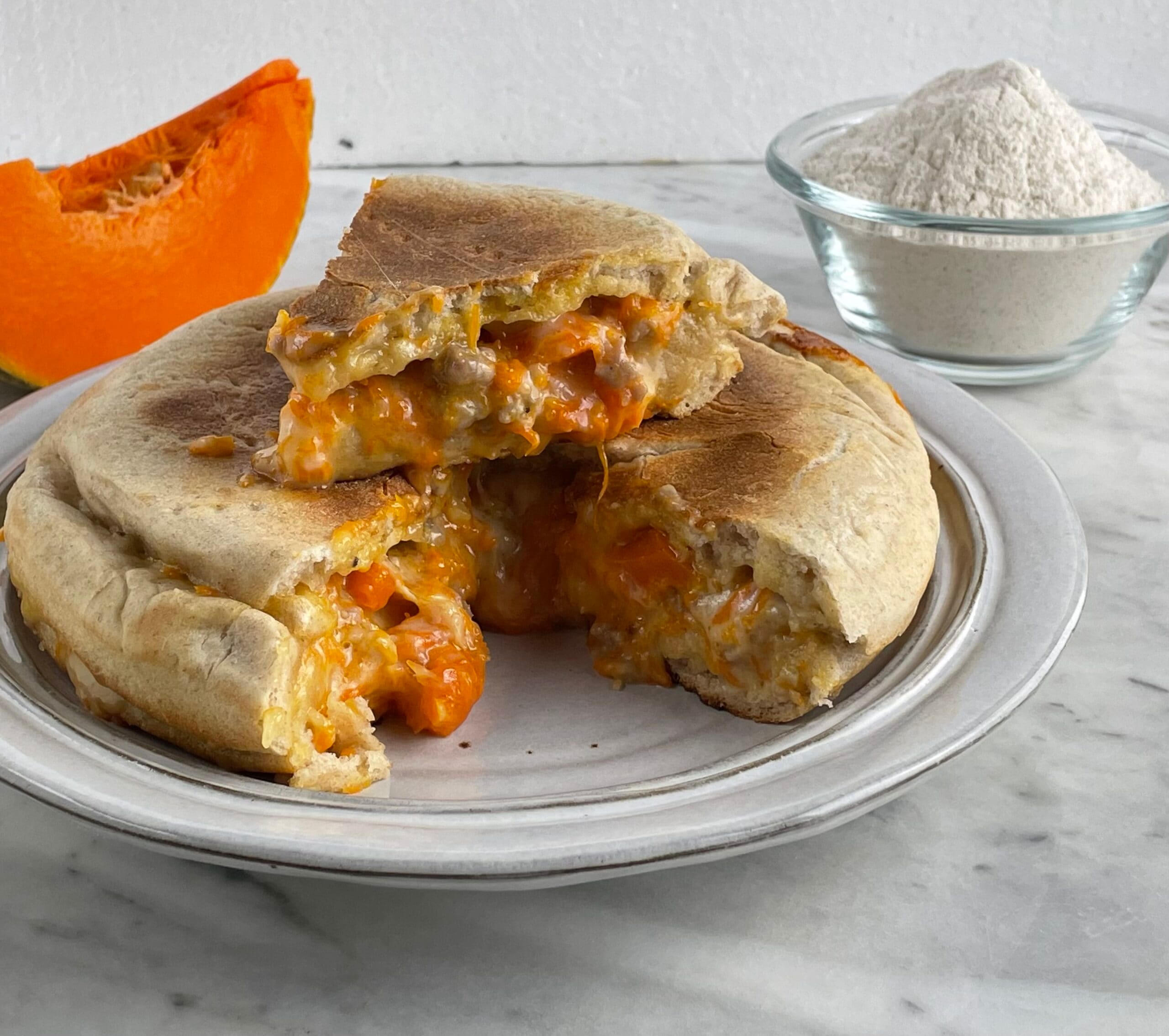 Focaccia na frigideira com abóbora e taleggio