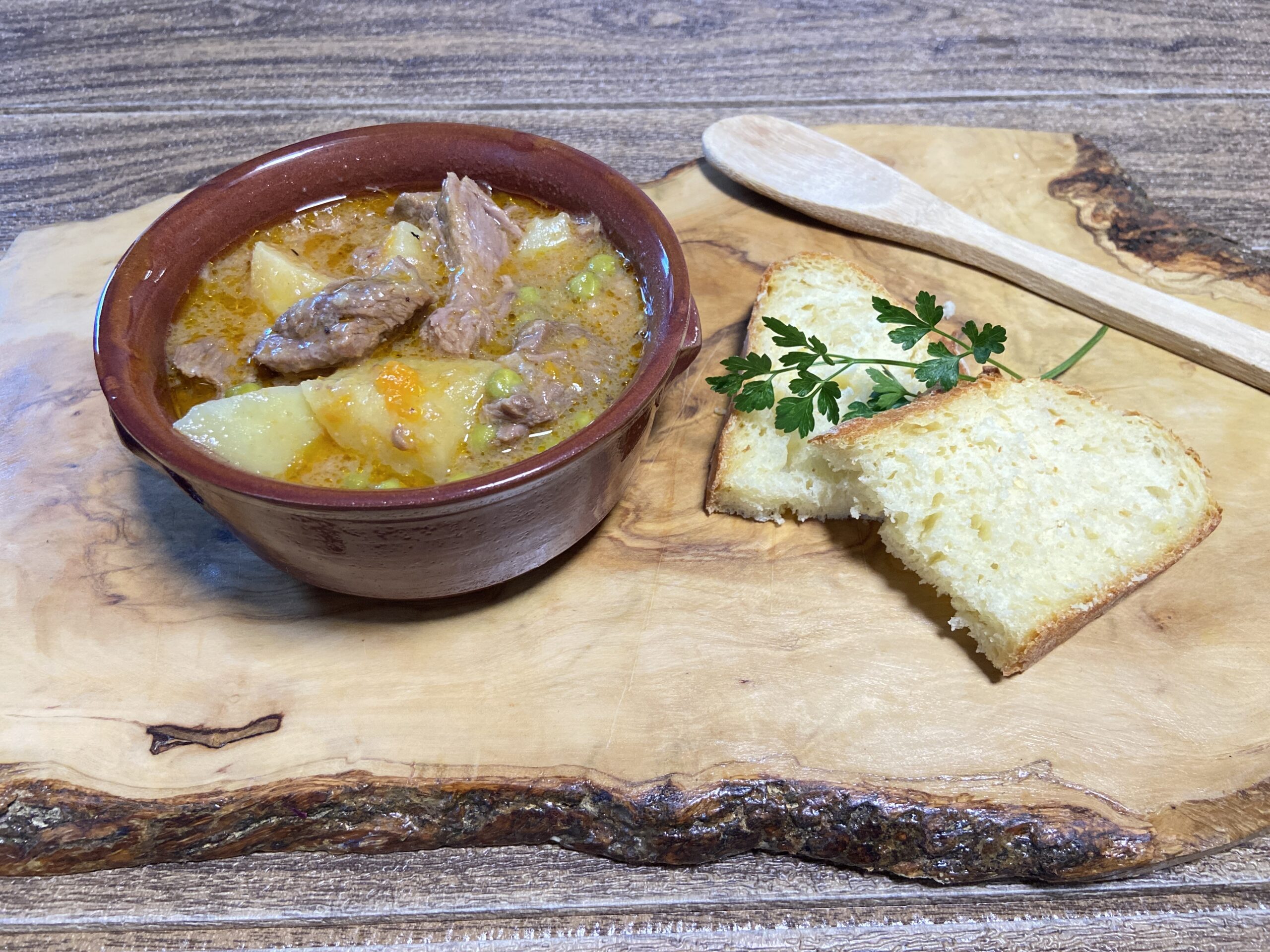 Ensopado com batatas e ervilhas