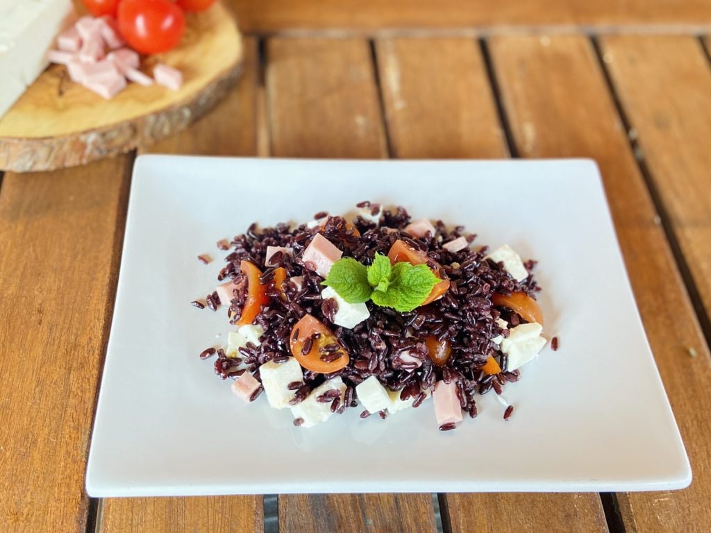 Arroz venere com feta presunto e tomatinhos