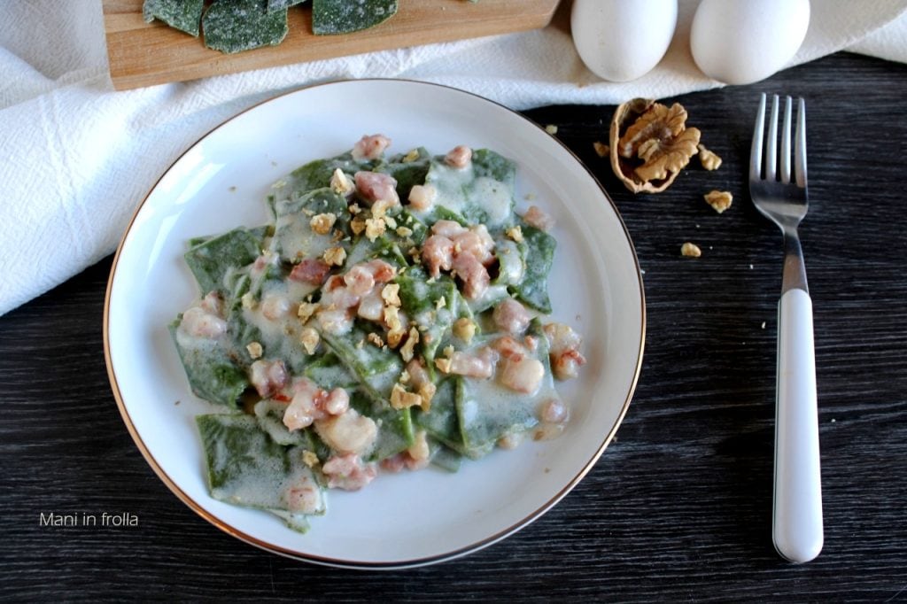 Maltagliati com espinafre, bacon e stracchino