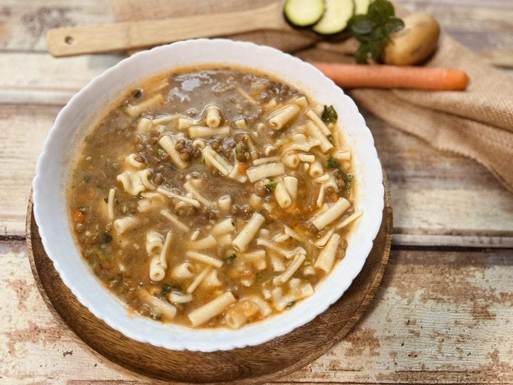 Sopa rústica com lentilhas