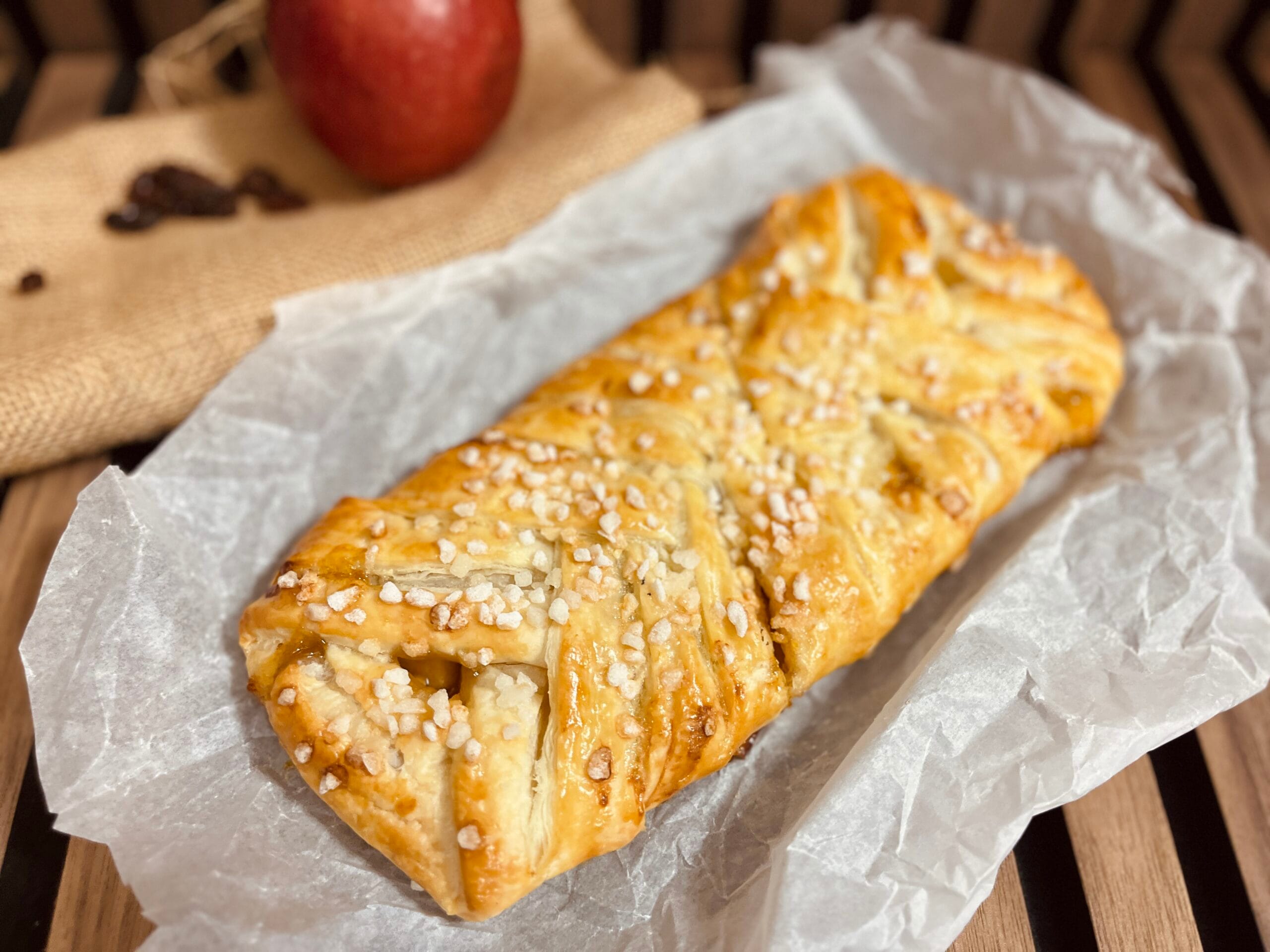 Strudel de massa folhada com maçãs e passas
