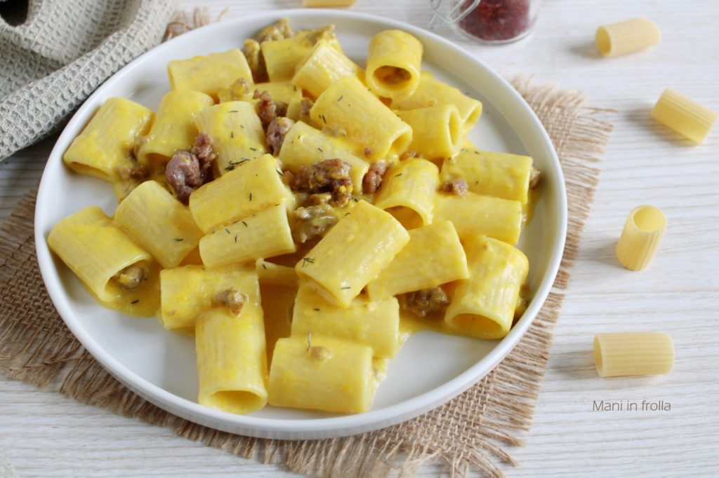 Pasta cremosa ao açafrão com linguiça e fontina