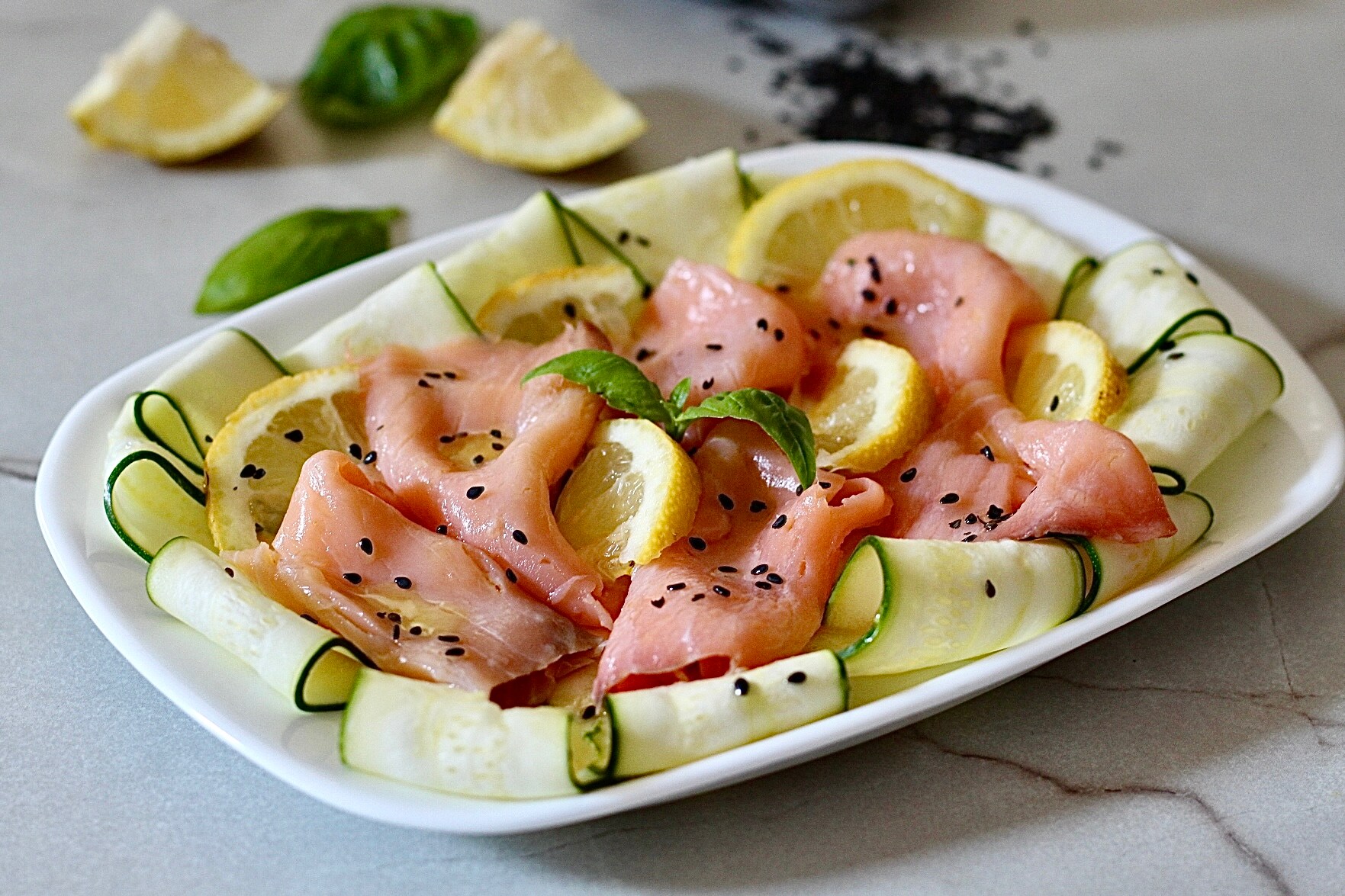 Carpaccio de abobrinha e salmão, fresco, rápido e vai impressionar