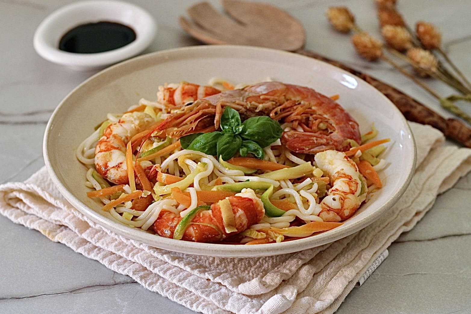 Macarrão com camarões, te resolvo o almoço em um ÚNICO PRATO! Tem prato principal, acompanhamento e você se sente leve o dia todo