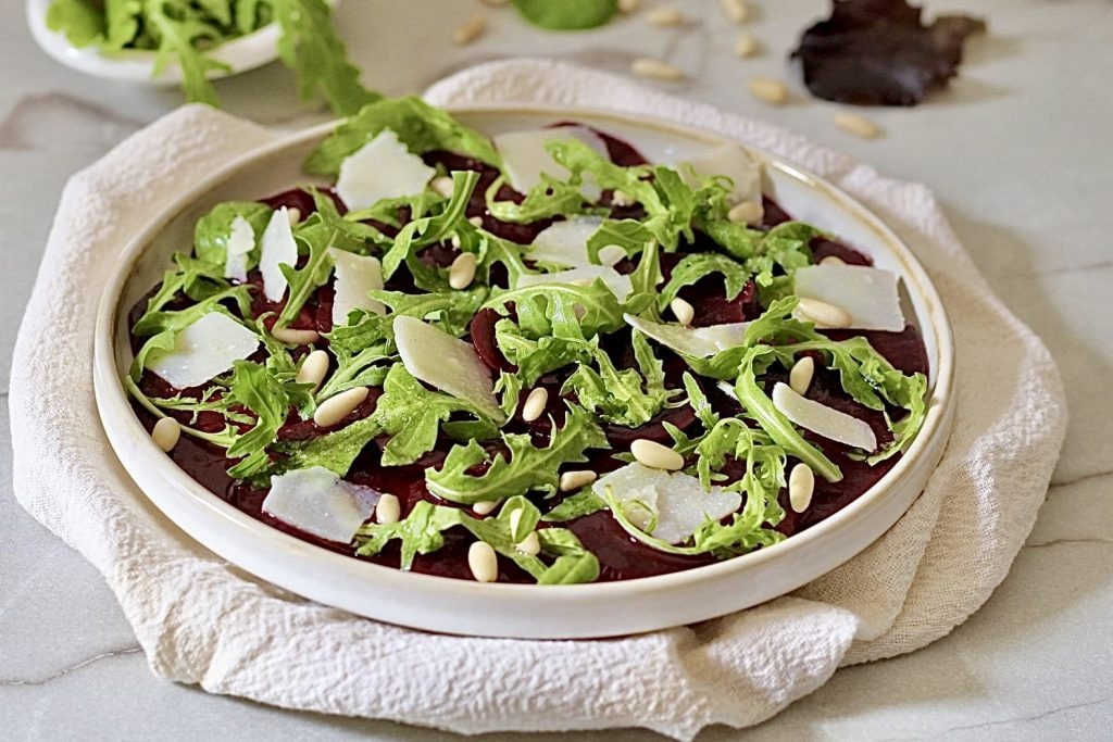 Carpaccio de beterraba, fresco, leve e saboroso.