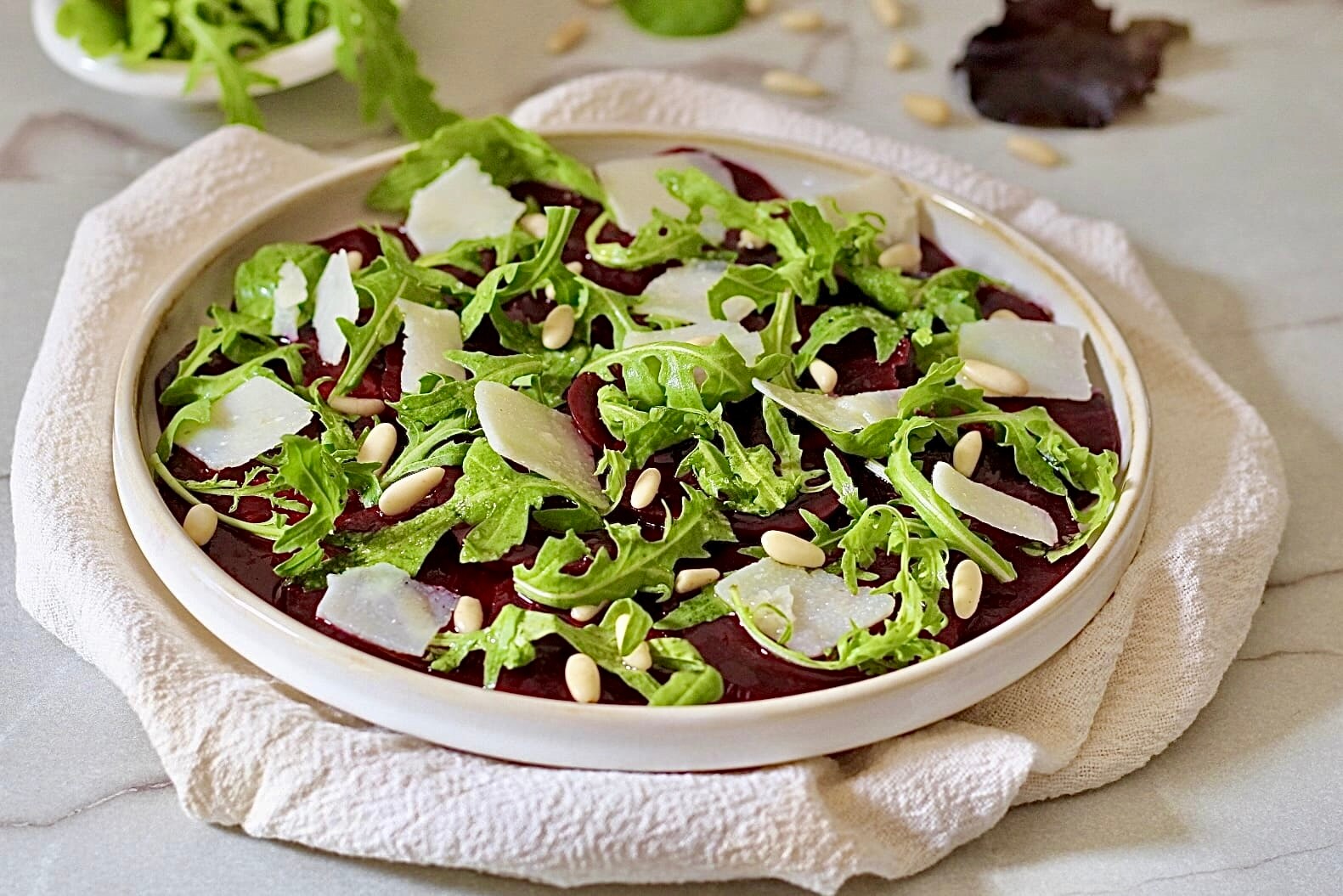 Carpaccio de beterraba, fresco, leve e saboroso.