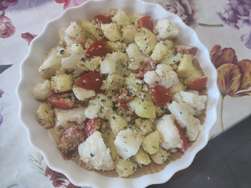 Couve-flor e batatas gratinadas à moda mediterrânea