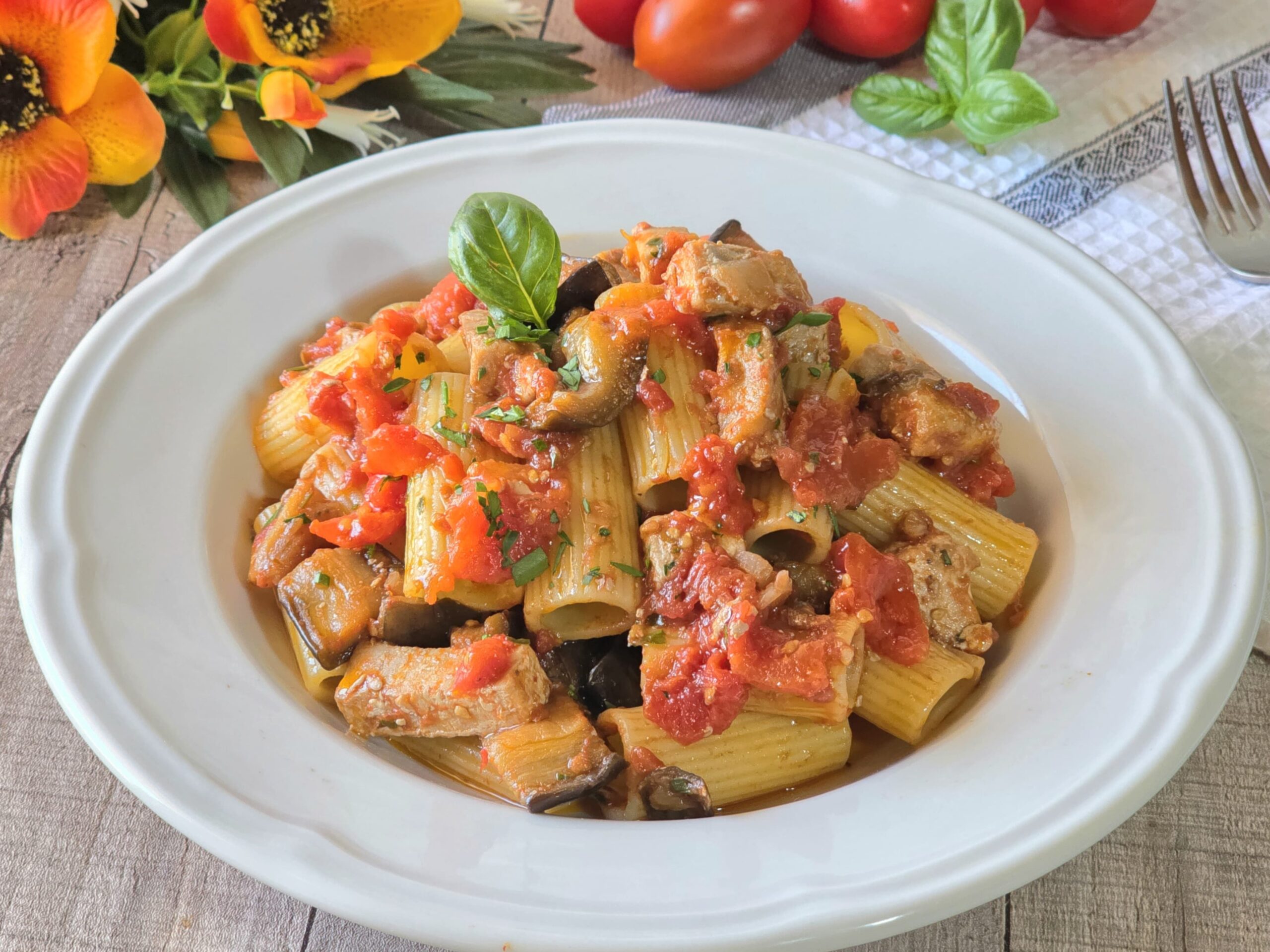 Macarrão com peixe-espada e berinjela