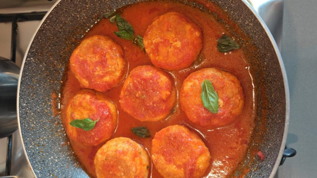 Almôndegas de ricota ao molho de tomate