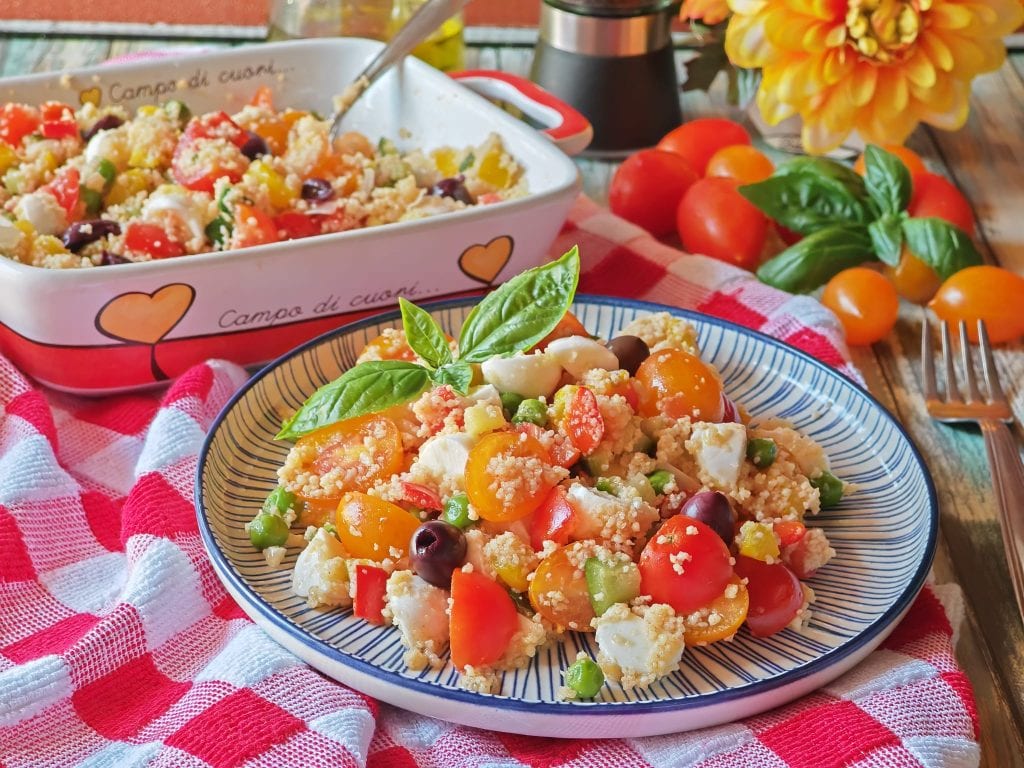 A salada de couscous à mediterrânea