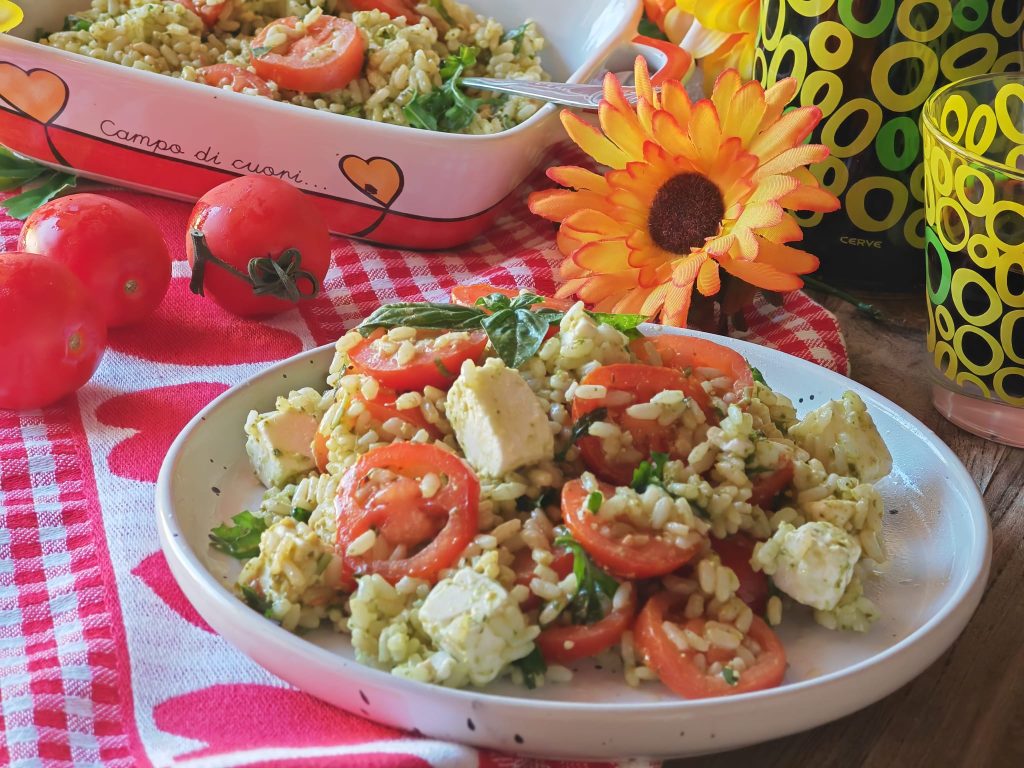 Arroz frio ao pesto e tomatinhos