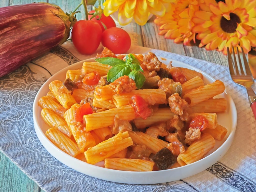 Macarrão com berinjela e linguiça