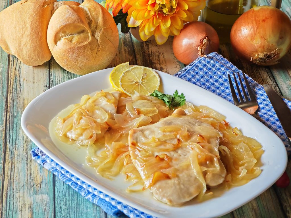 Peito de frango com cebolas