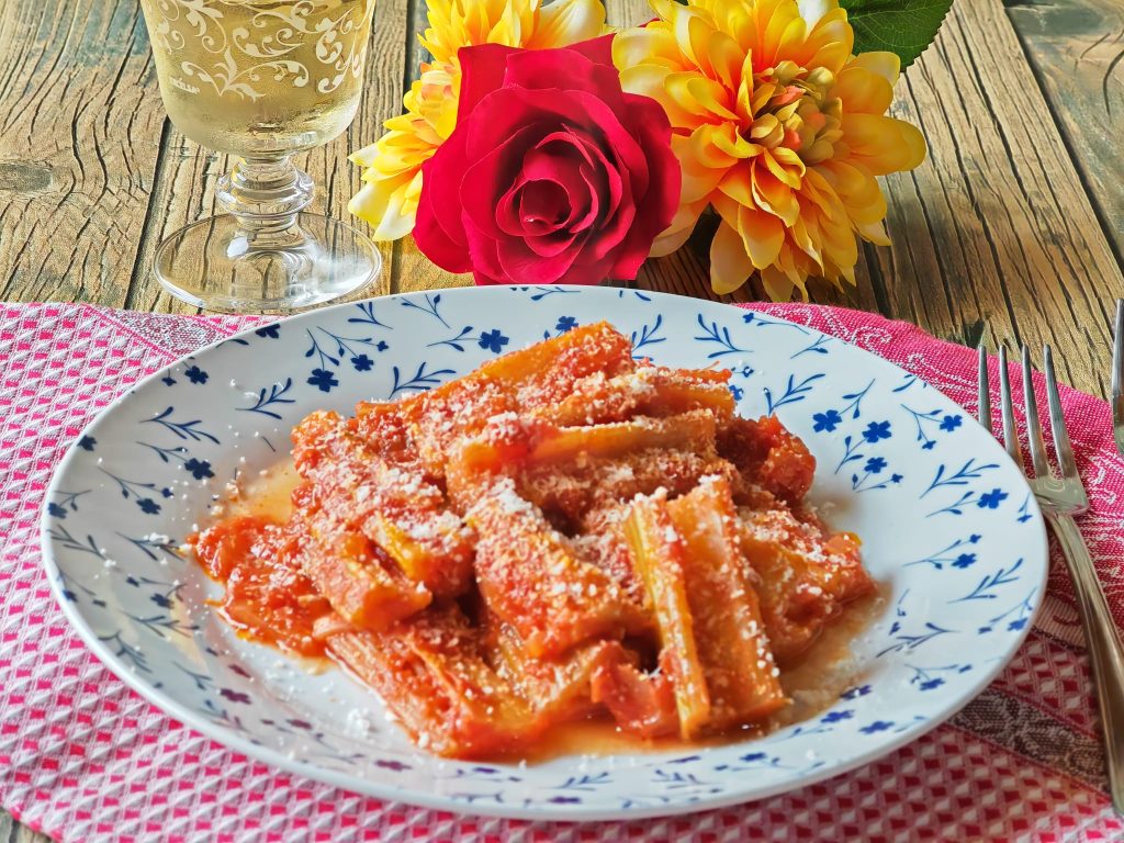 Cardos ensopados com tomate