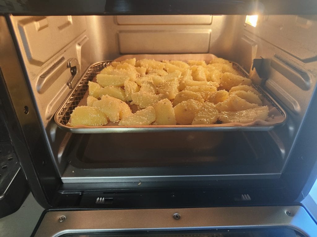 Batatas crocantes na fritadeira a ar