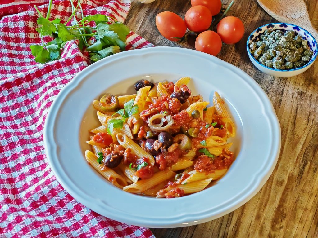 Pasta alla puttanesca com atum