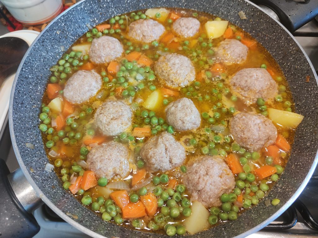 Almôndegas com Ervilhas e Batatas