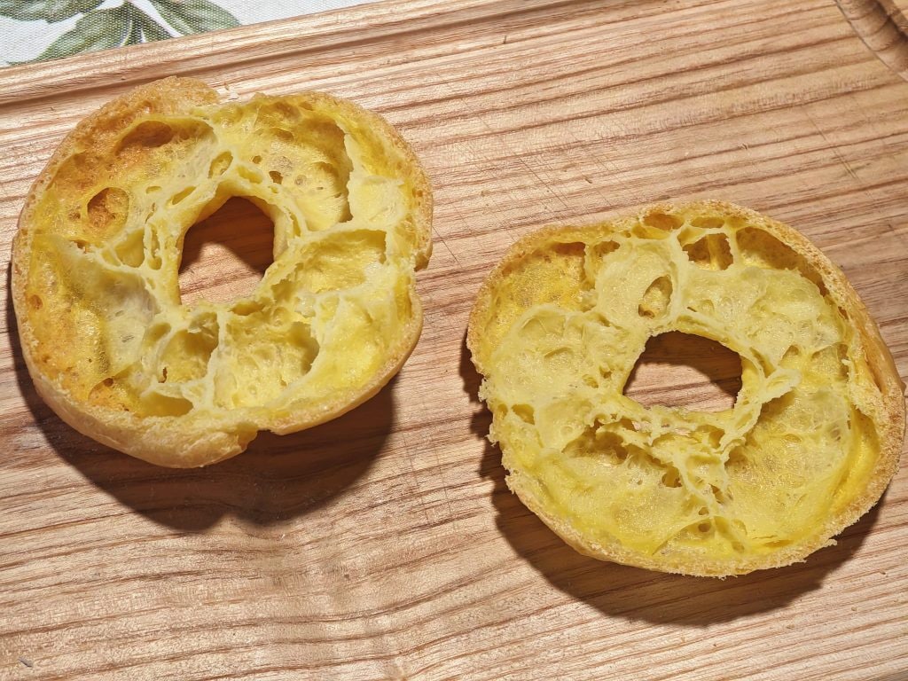 Zeppole com creme e morangos