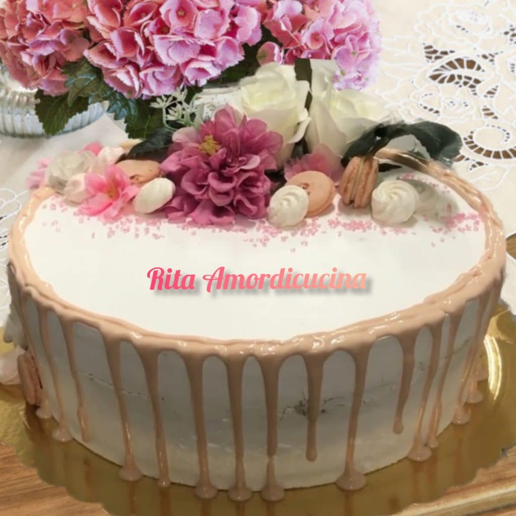 O bolo drip cake de morangos