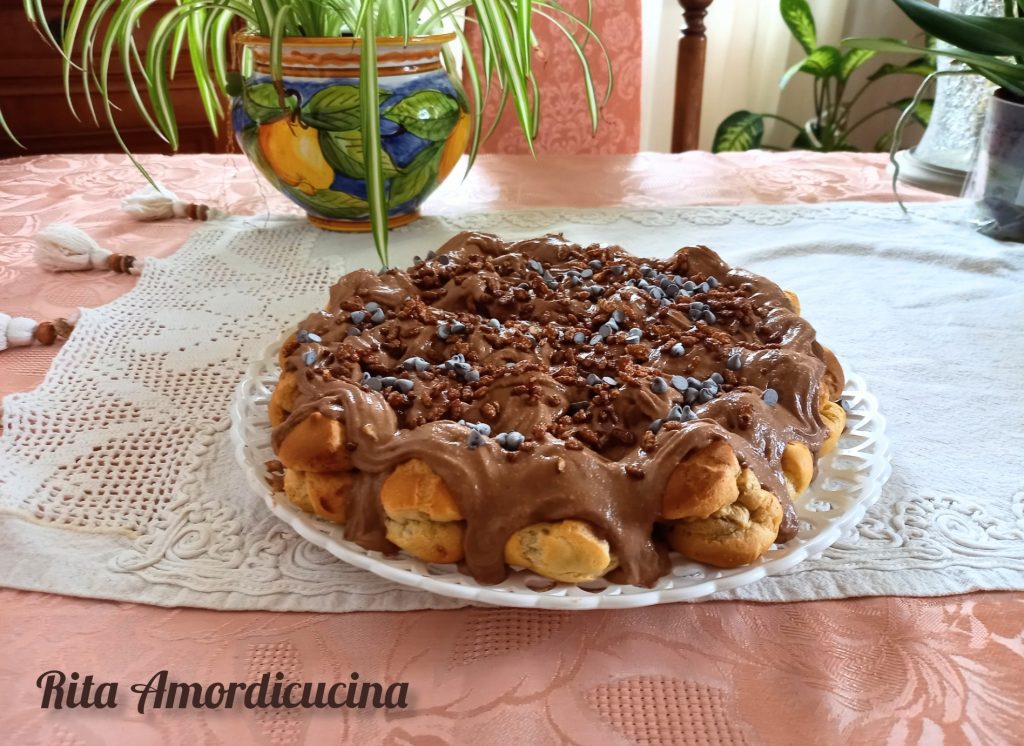 Torta de profiteroles com creme de chocolate