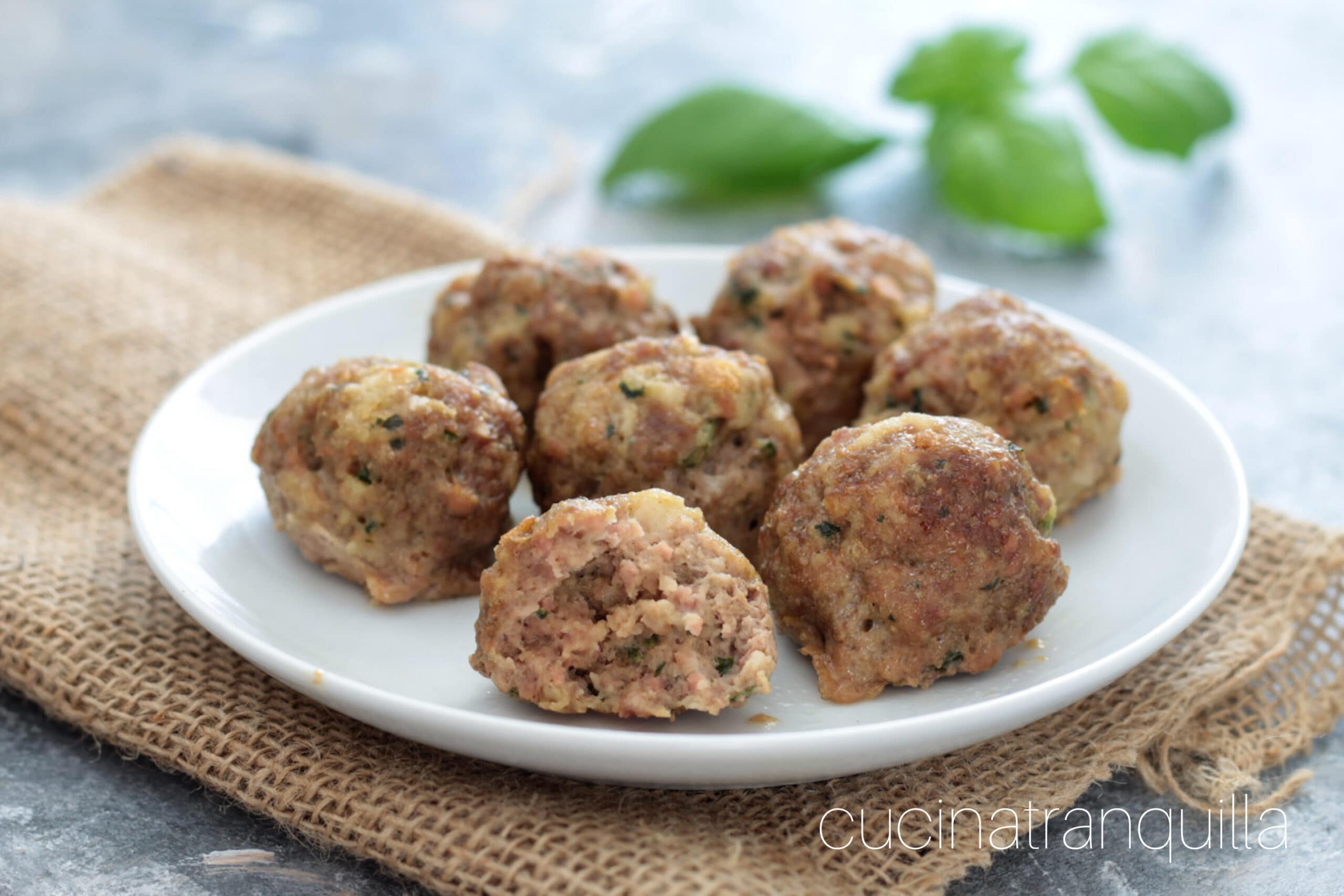 Almôndegas de carne com mortadela