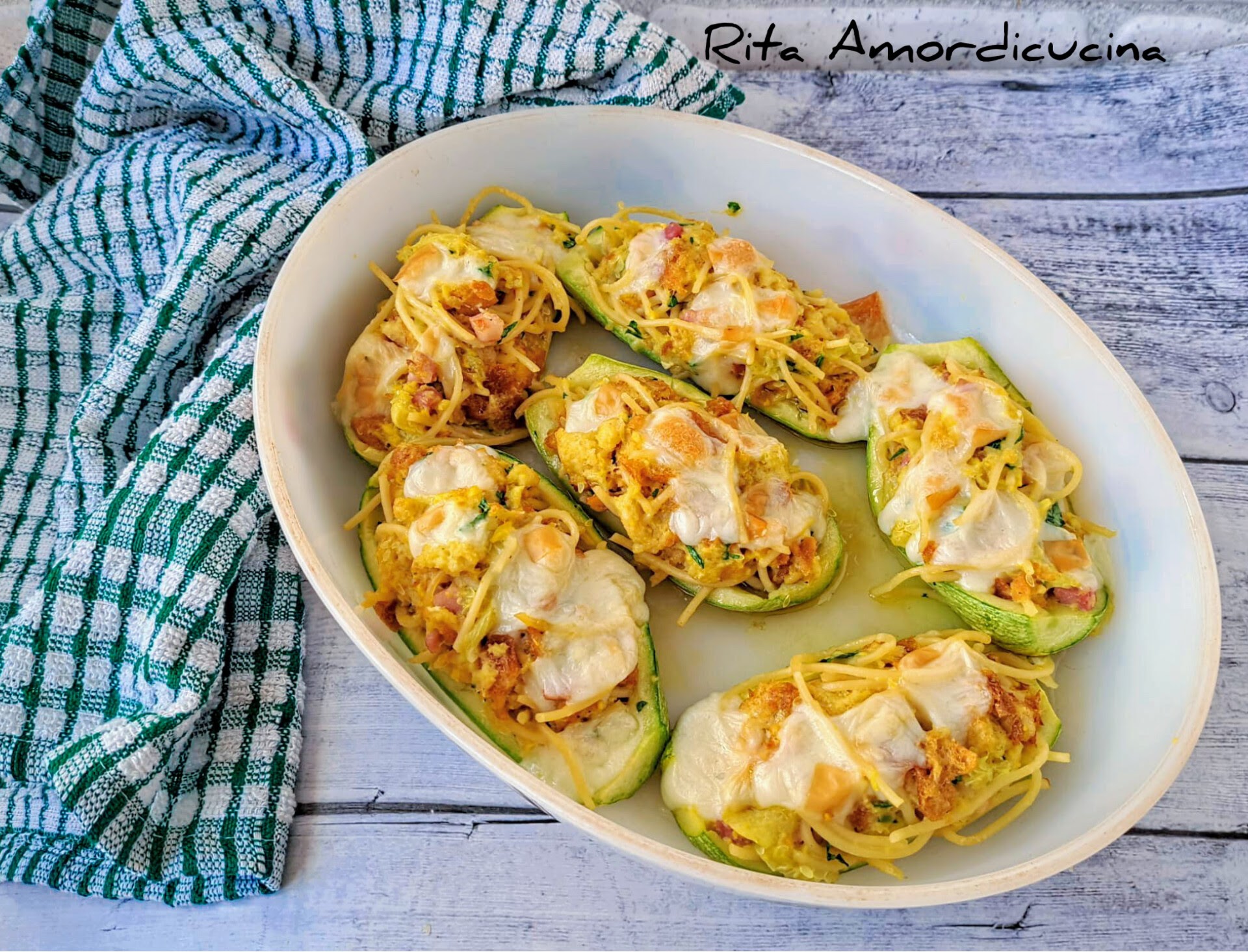 Abobrinhas recheadas com macarrão ao forno