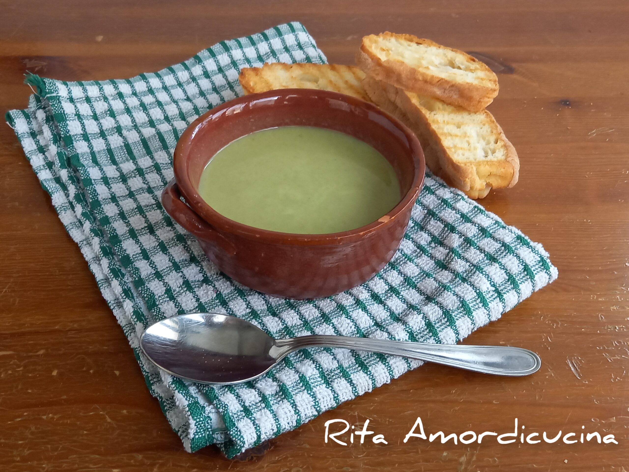 Creme com restos de verduras da estação.