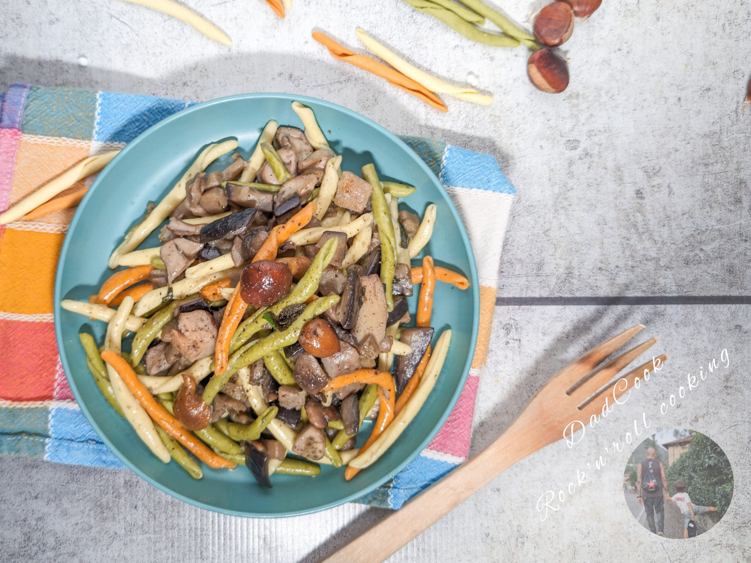 Macarrão com berinjela e cogumelos porcini