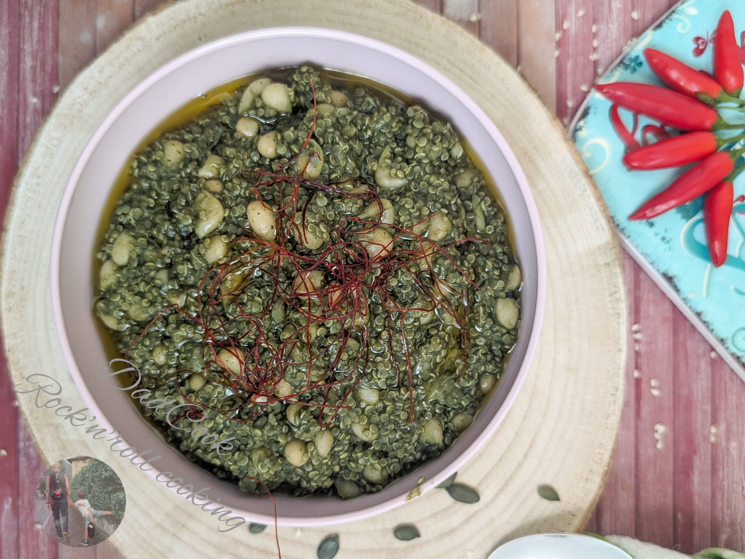 Sopa cremosa de quinoa e feijão com spirulina: uma explosão de sabor e saúde