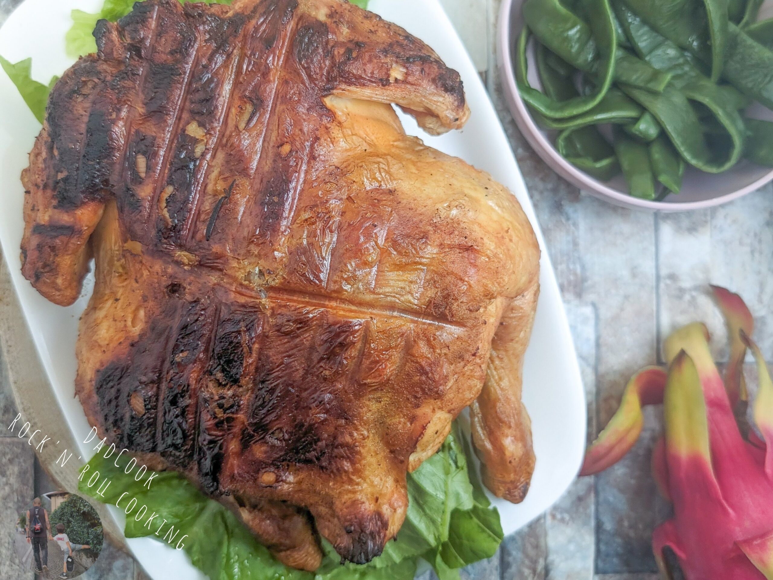 Frango assado irresistível: saboroso, suculento e com pele crocante