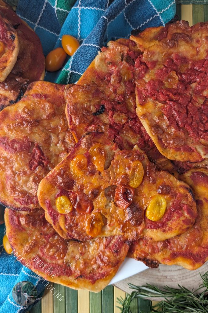 Mini pizzas dobráveis de tomate macias e crocantes