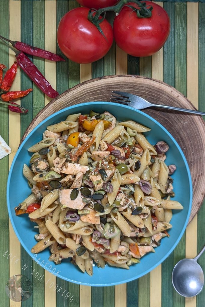 Macarrão com salmão fresco e tomatinhos